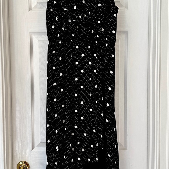 Beautiful dress fits like a size 6/8. Tag says small. 1 State - Picture 2 of 5